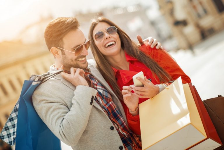 couple traveling to a new city