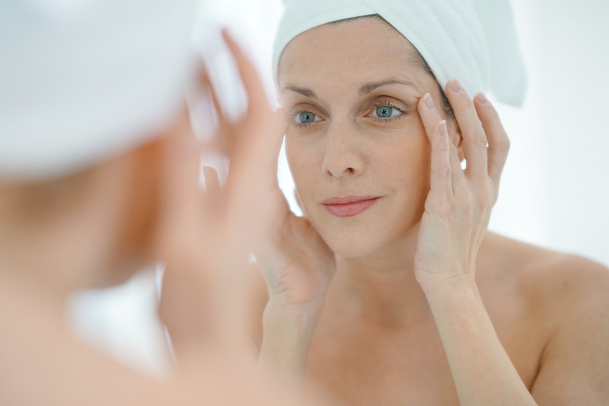 woman applying aloevera on her face 