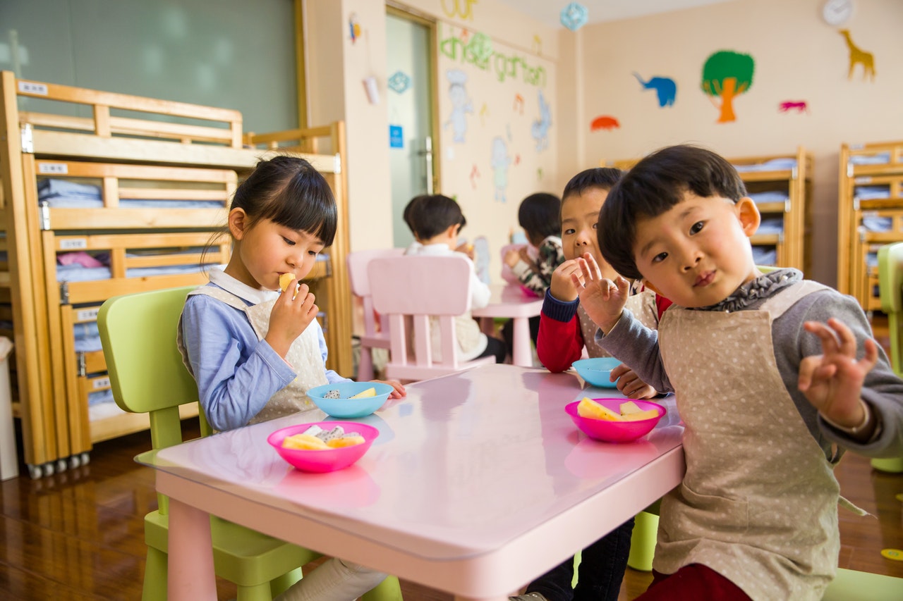 kids eating snacks together