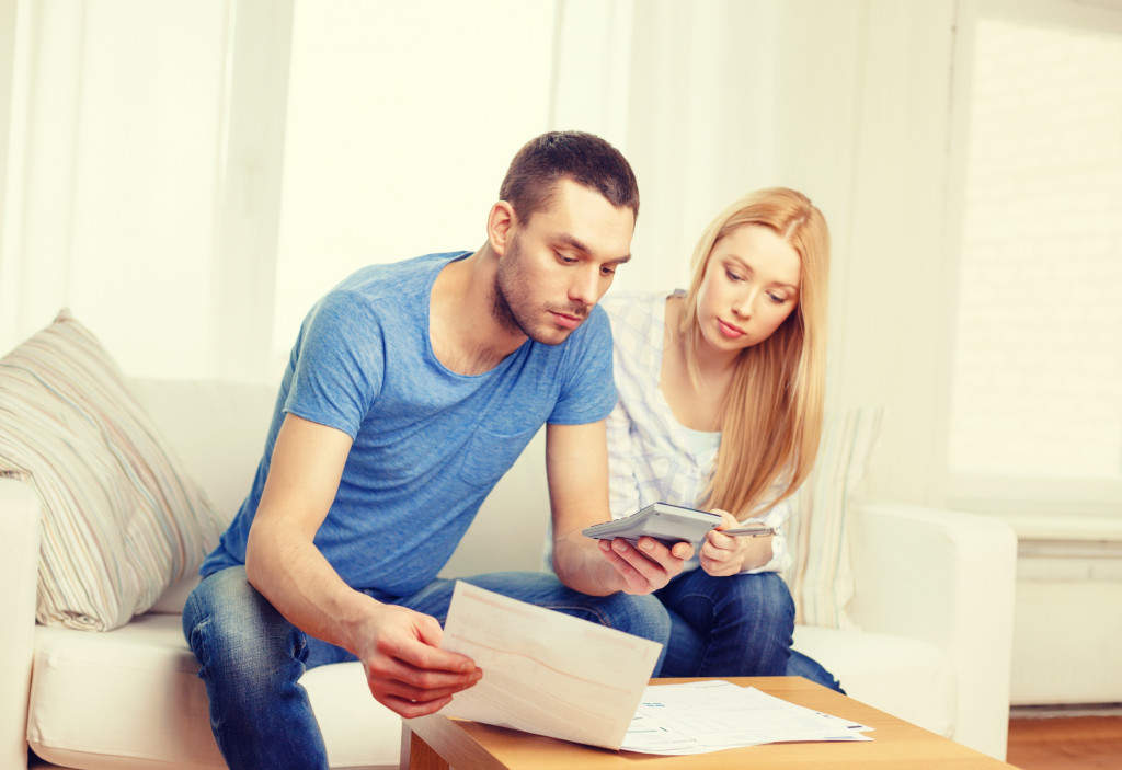 man and woman making a budget together at the sofa