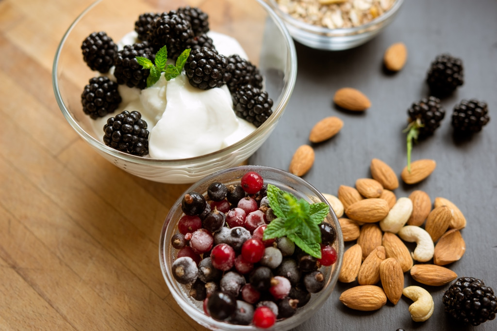 Meal consisting of fruits and nuts.