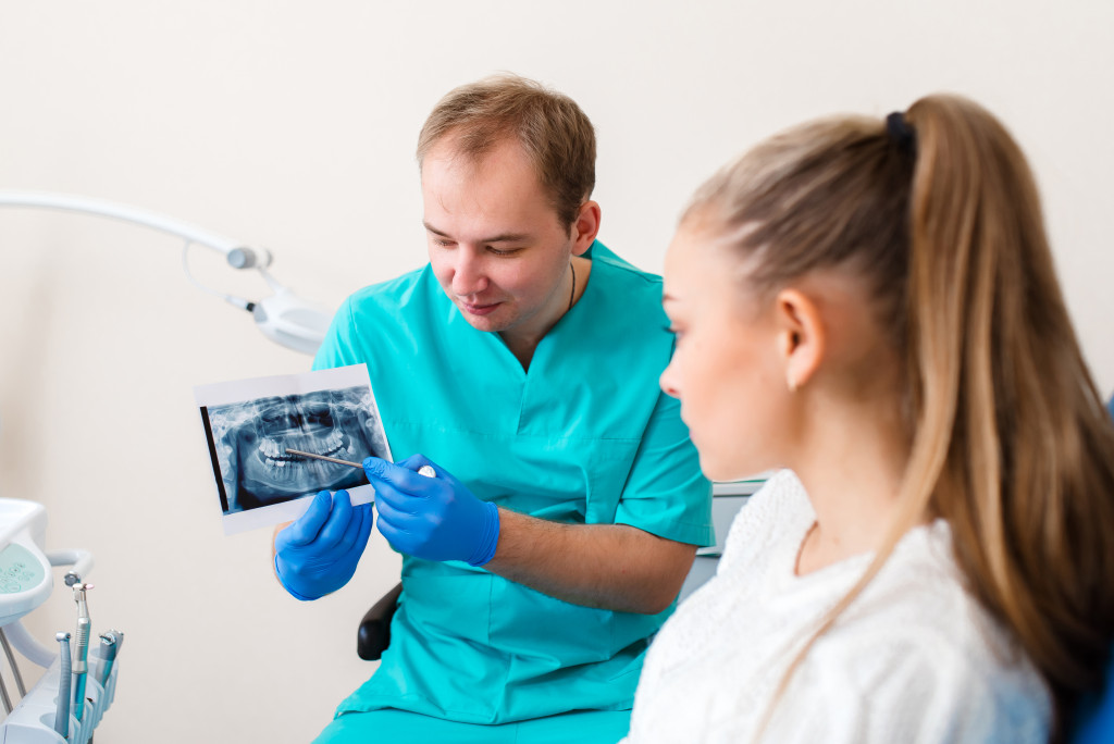 dentist explaining the xray 