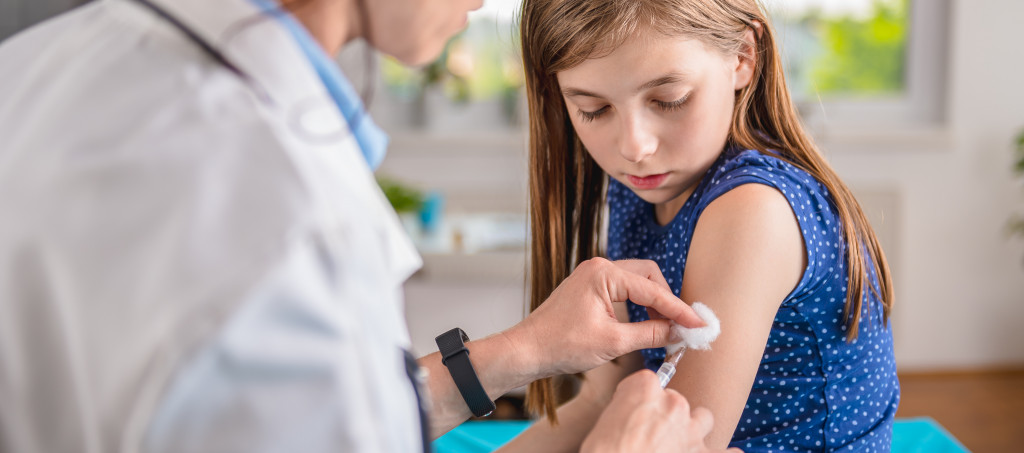 doctor injecting a kid