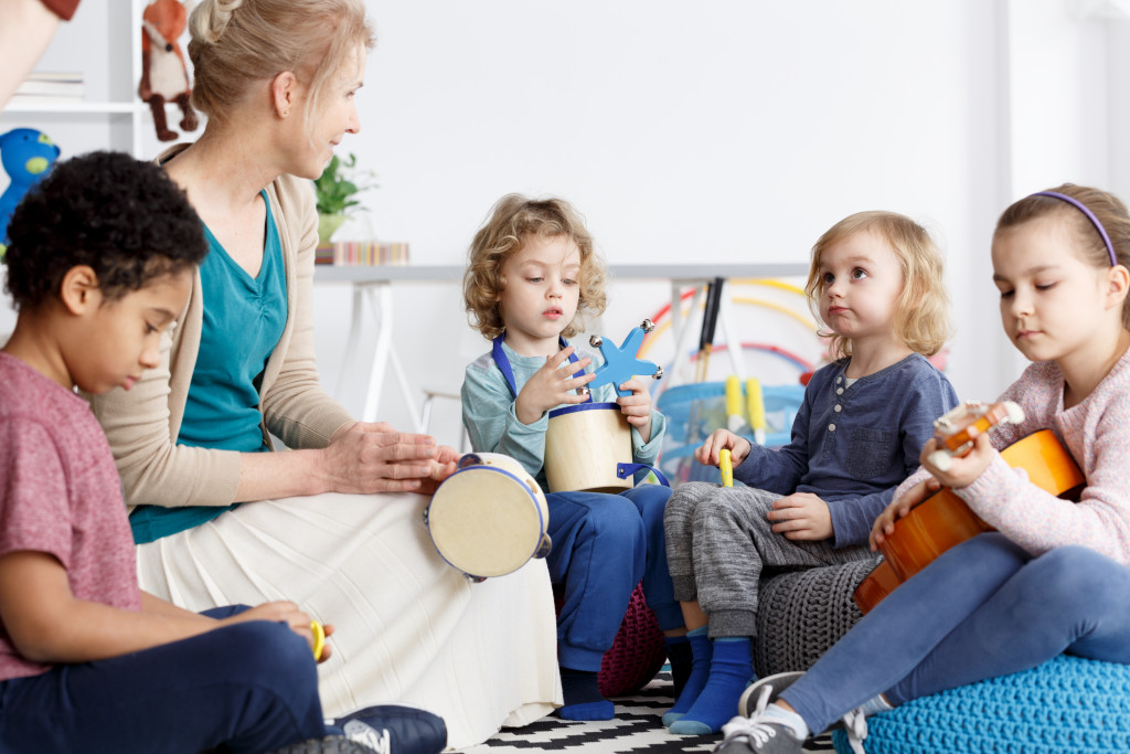 music teacher helping kids play music